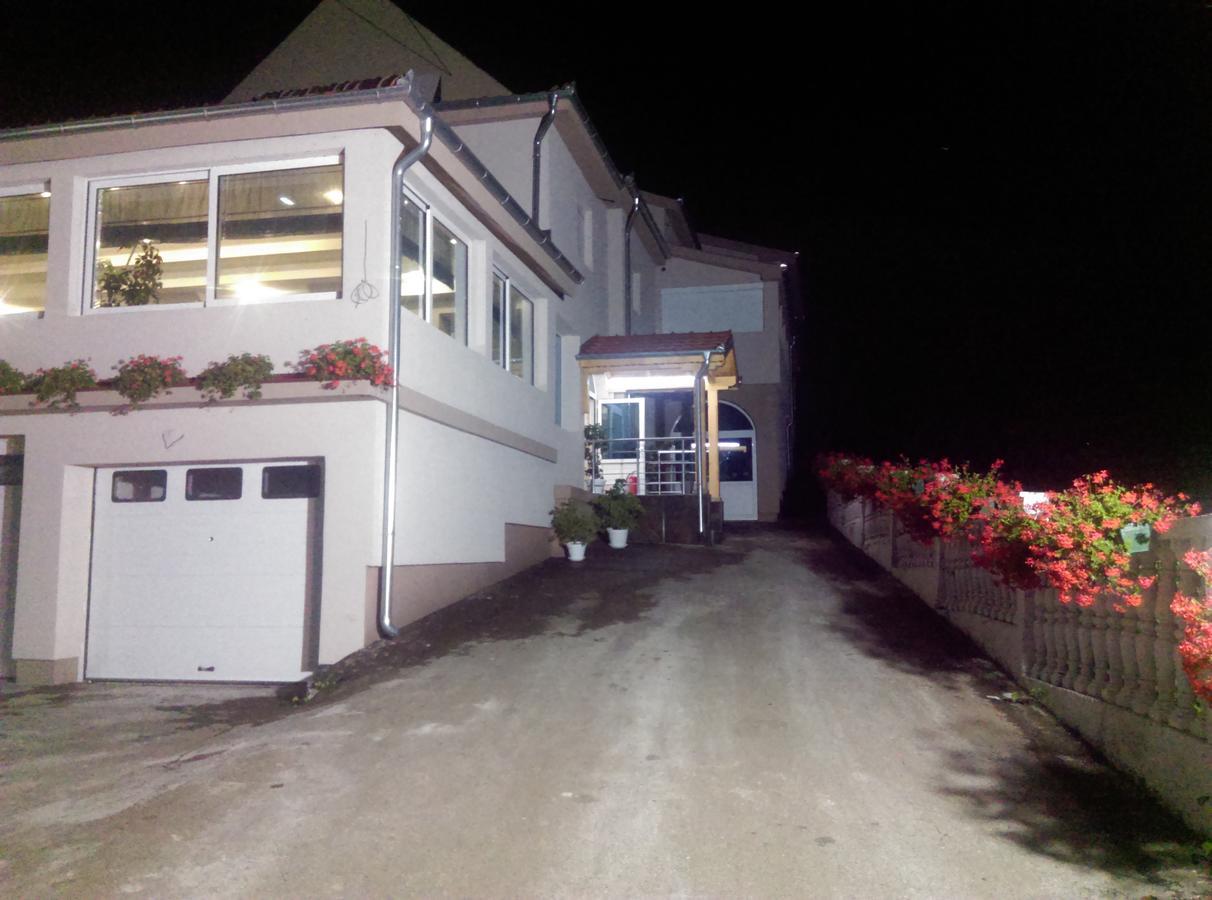Karavan 123 Raska Bagian luar foto